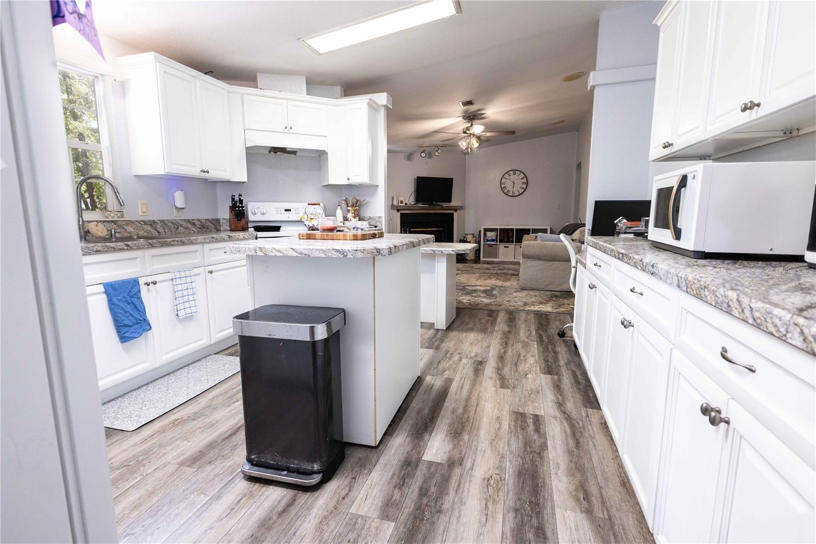 Listing photo id 7 for 11341 11th Way