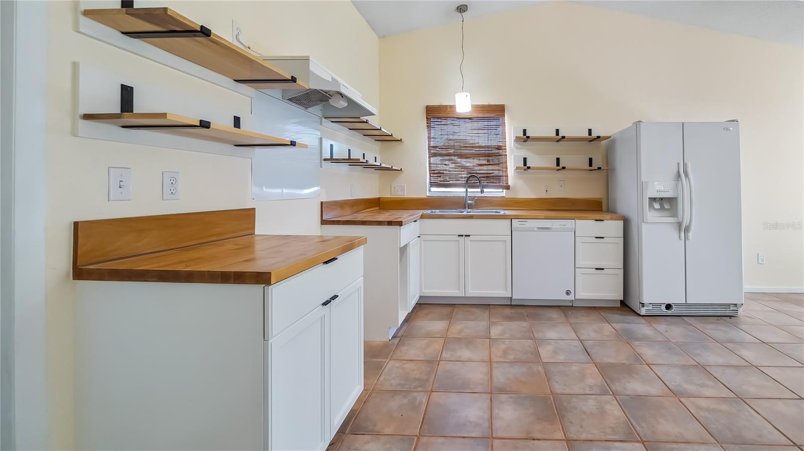 Image 11 of 37 For 15925 Summit Court