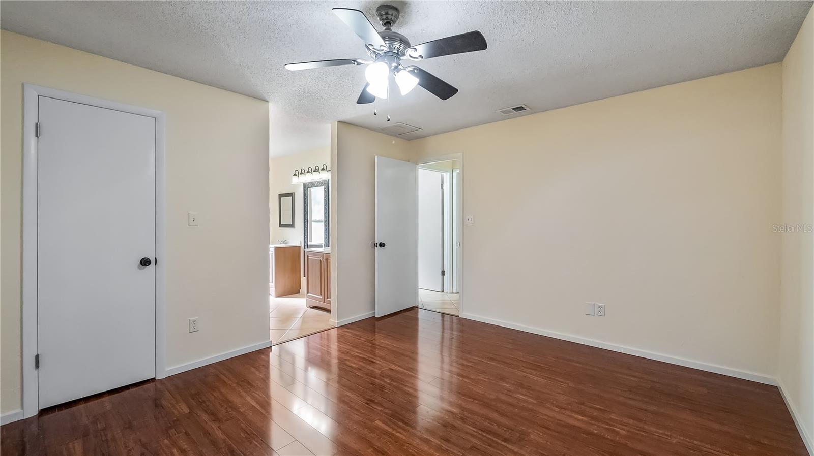 Image 20 of 37 For 15925 Summit Court