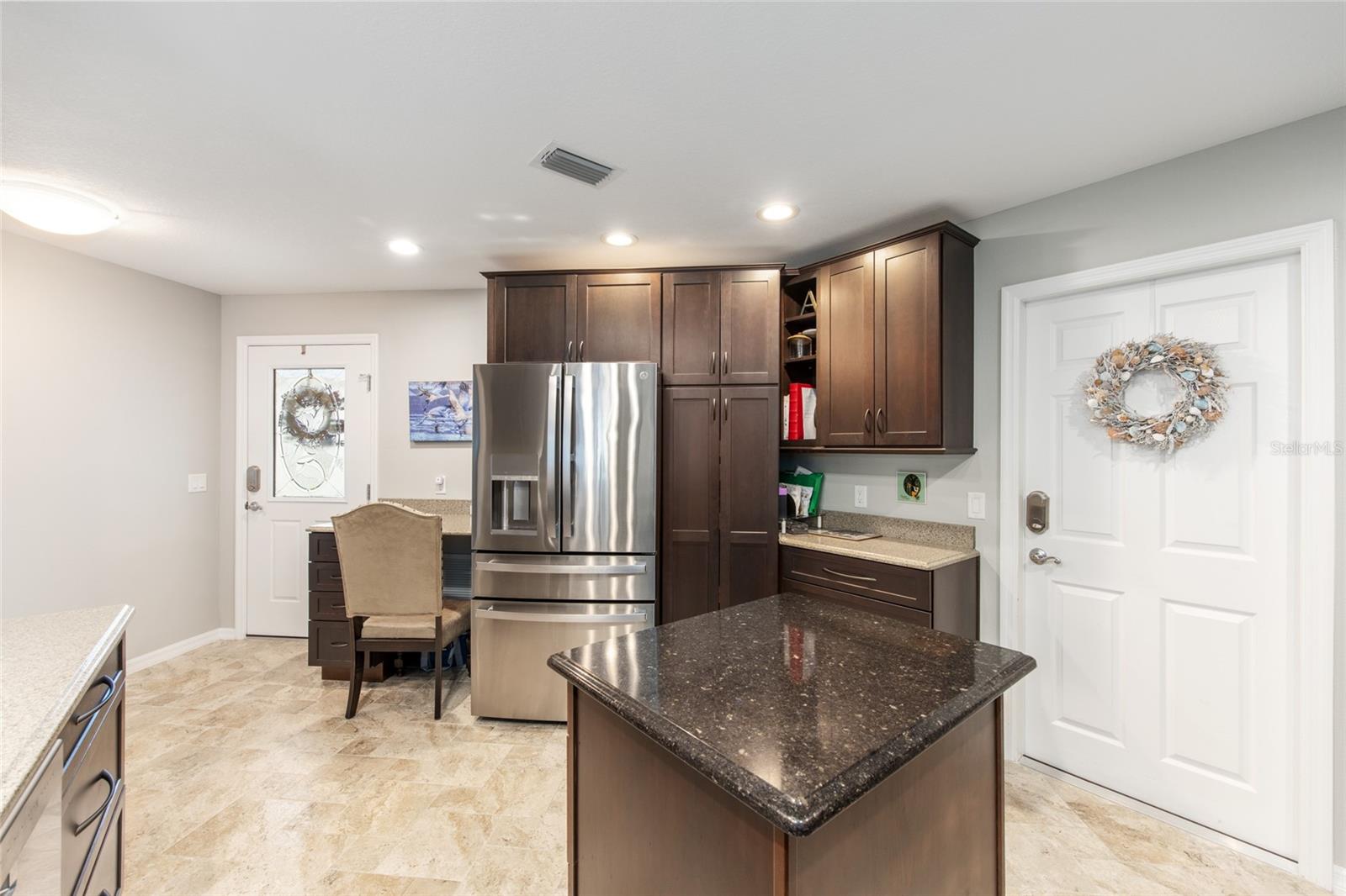 Listing photo id 8 for 1065 Berg Court