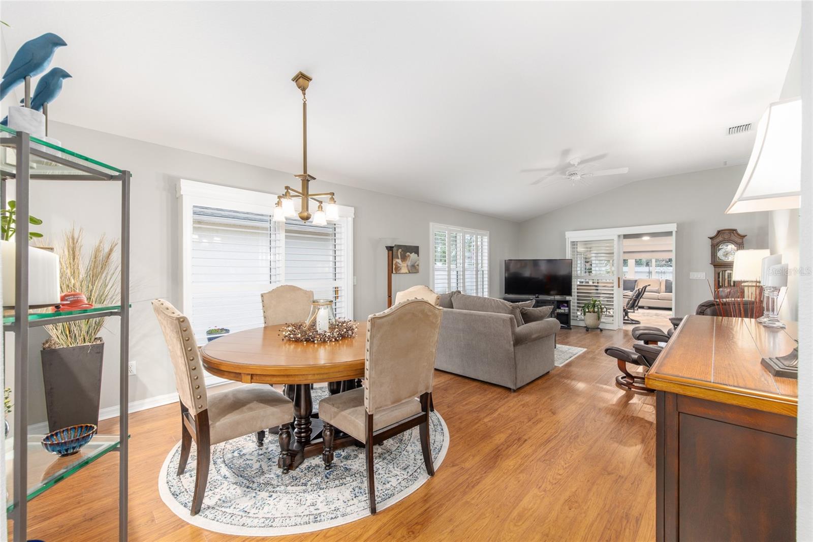 Listing photo id 10 for 1065 Berg Court