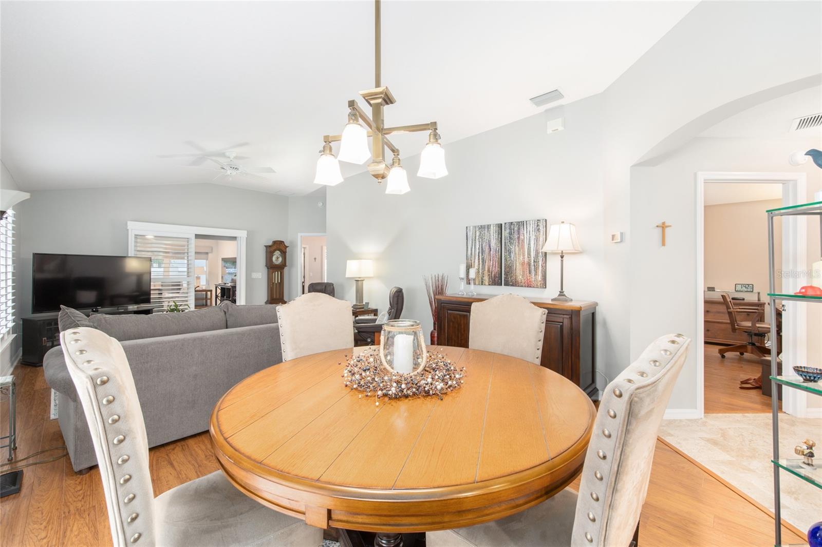Listing photo id 12 for 1065 Berg Court