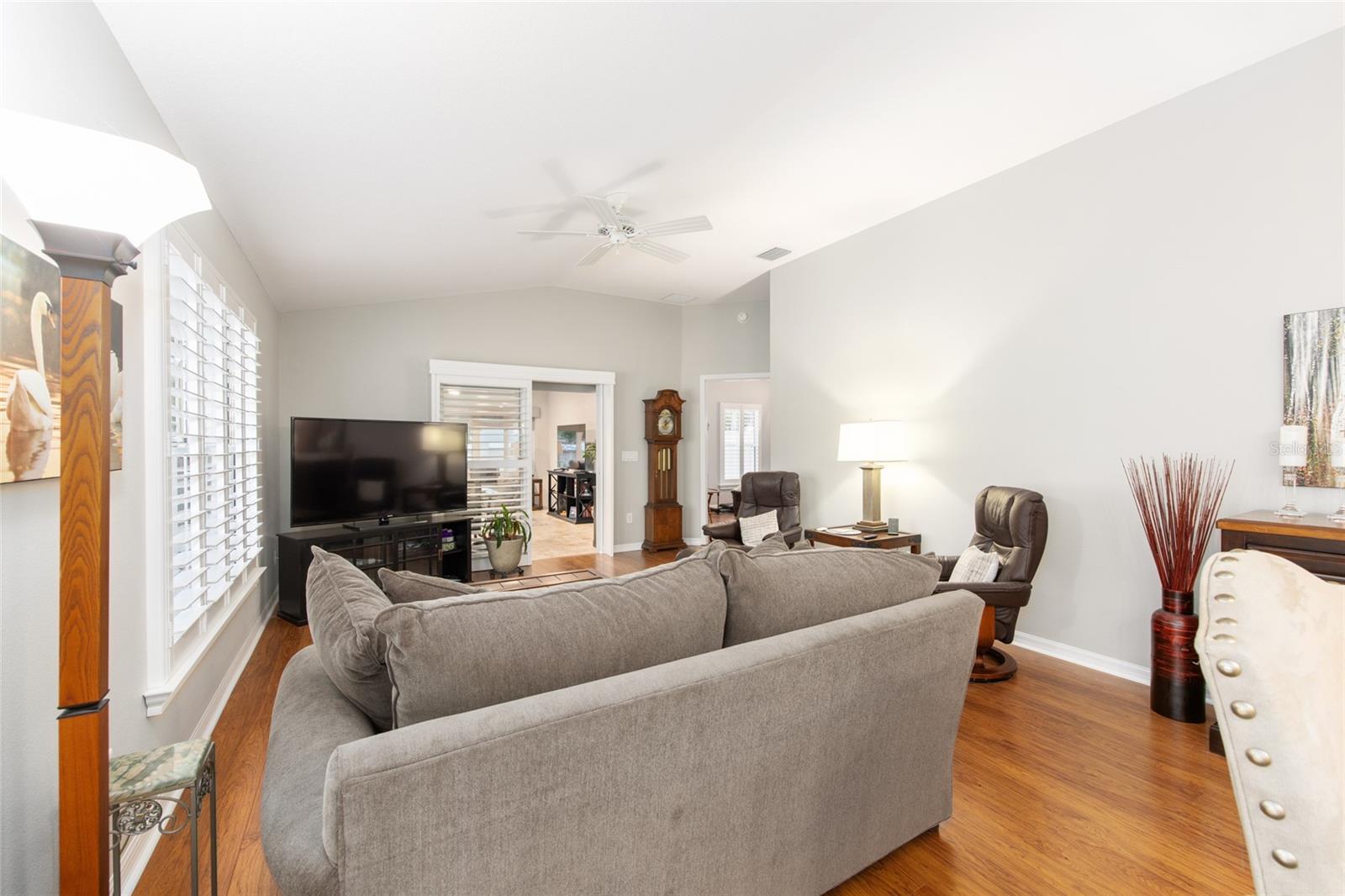 Listing photo id 14 for 1065 Berg Court