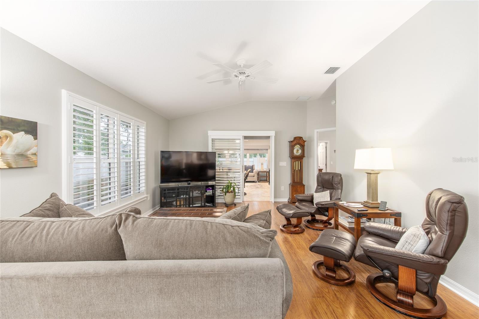 Listing photo id 15 for 1065 Berg Court