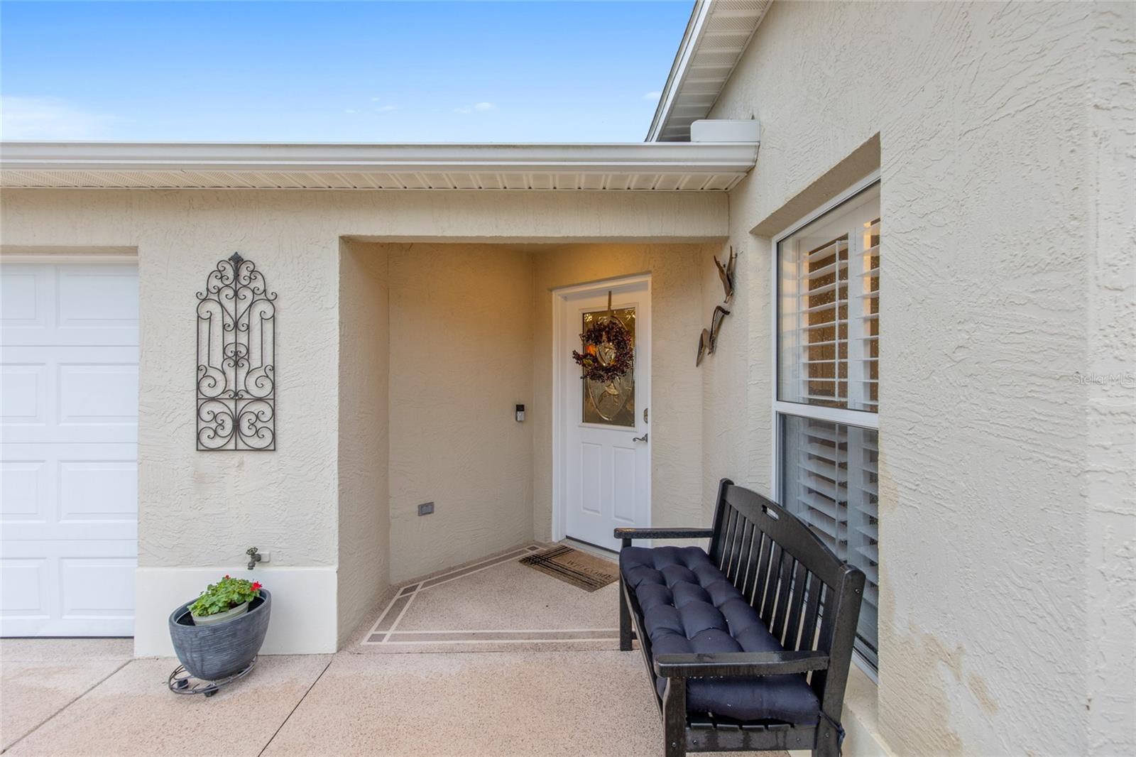 Listing photo id 2 for 1065 Berg Court