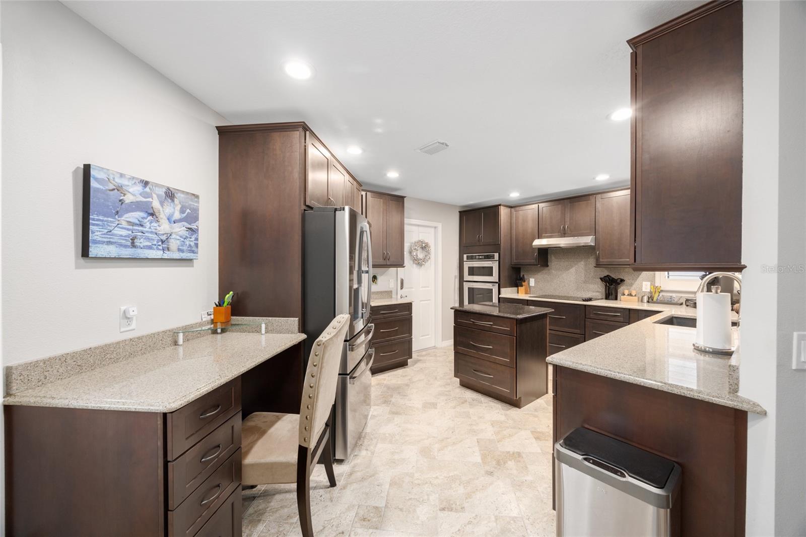 Listing photo id 5 for 1065 Berg Court