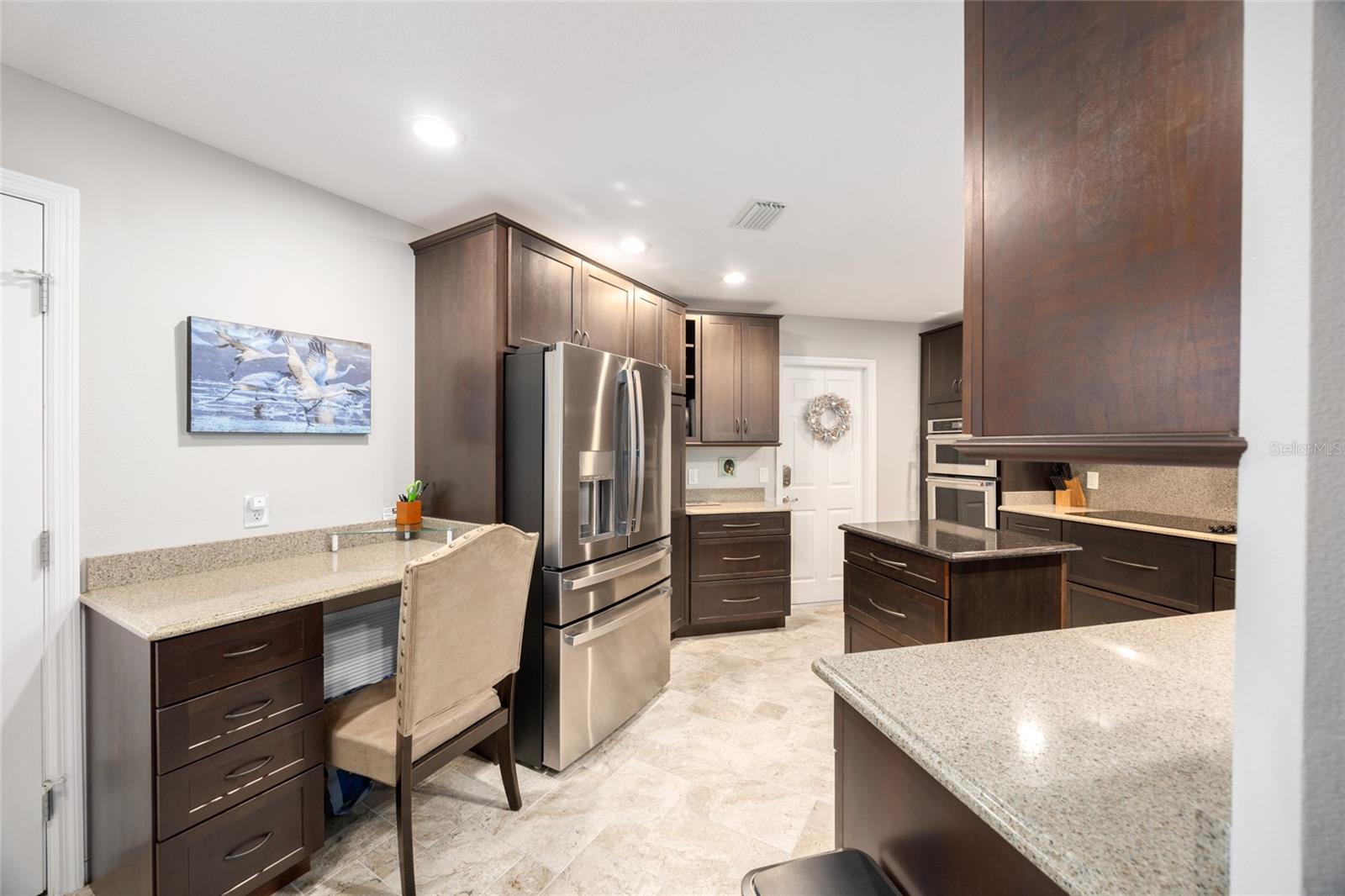 Listing photo id 6 for 1065 Berg Court
