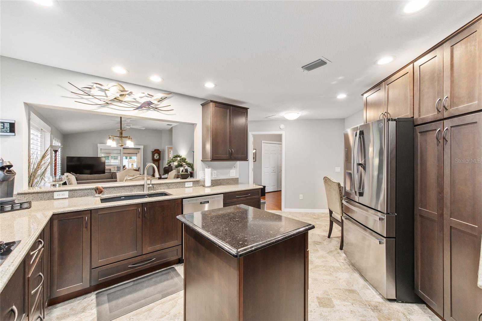 Listing photo id 7 for 1065 Berg Court