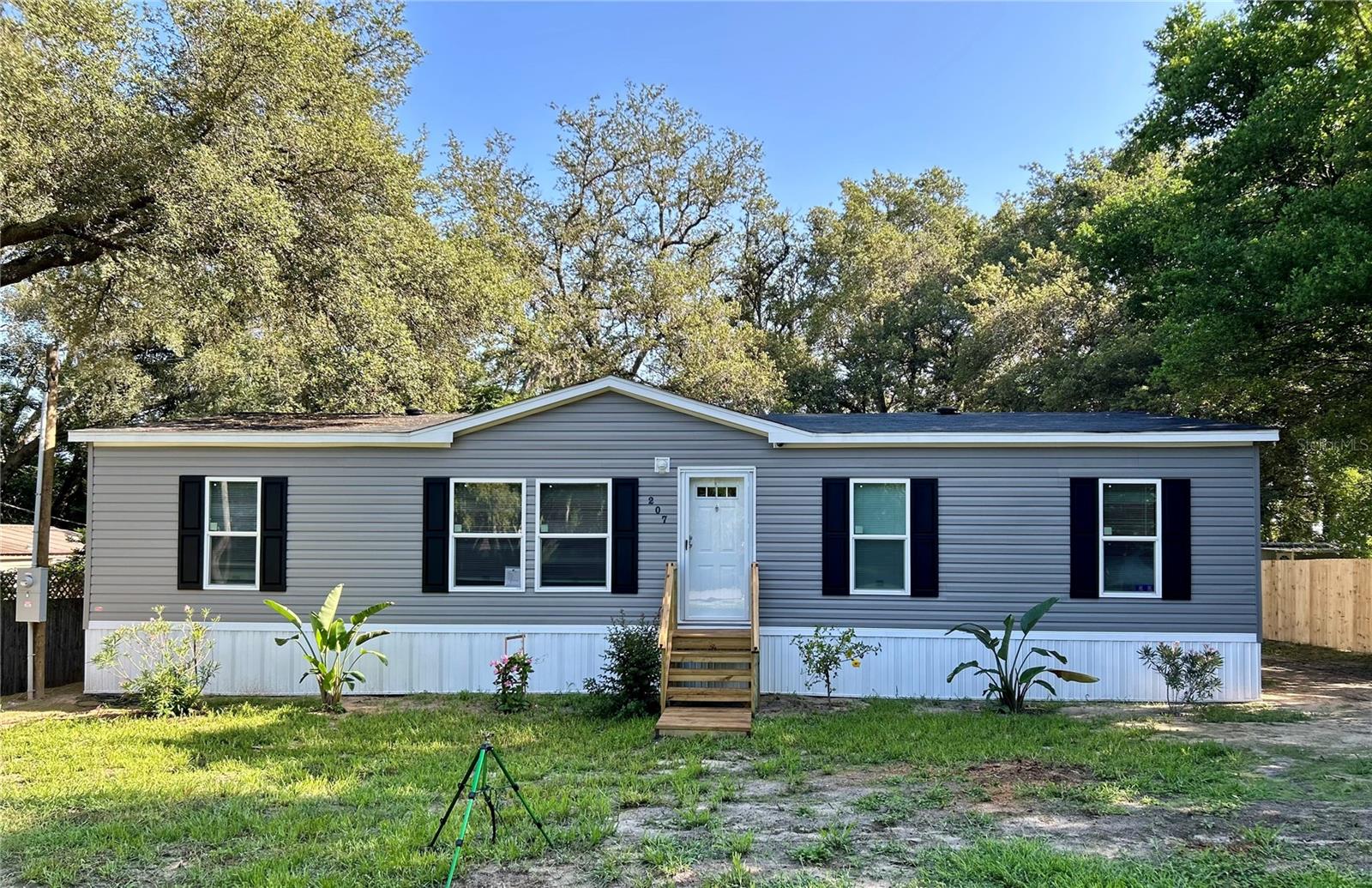 Listing Details for 207 Skyline Drive, LADY LAKE, FL 32159