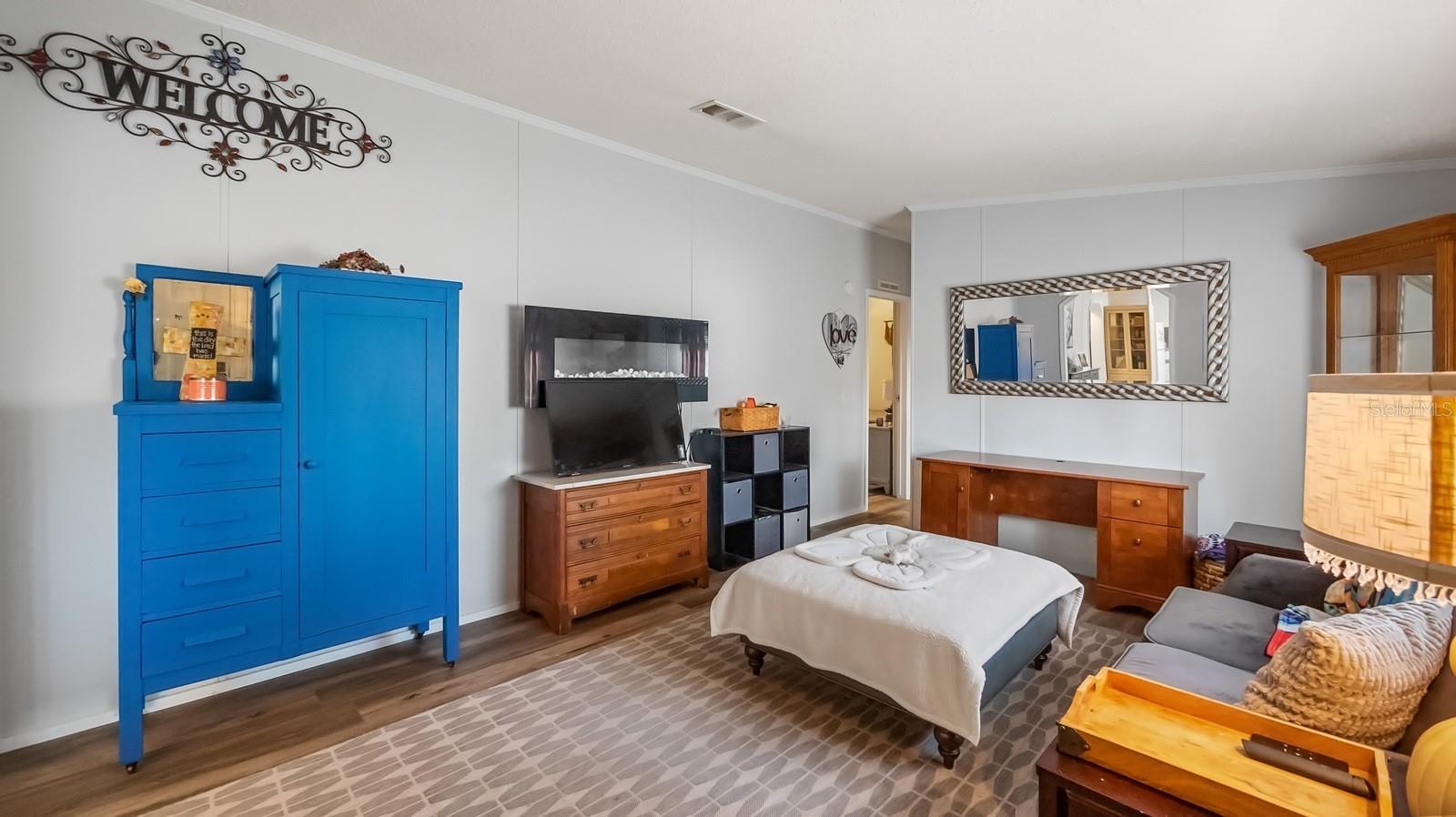 Listing photo id 8 for 6486 Oaklawn Street