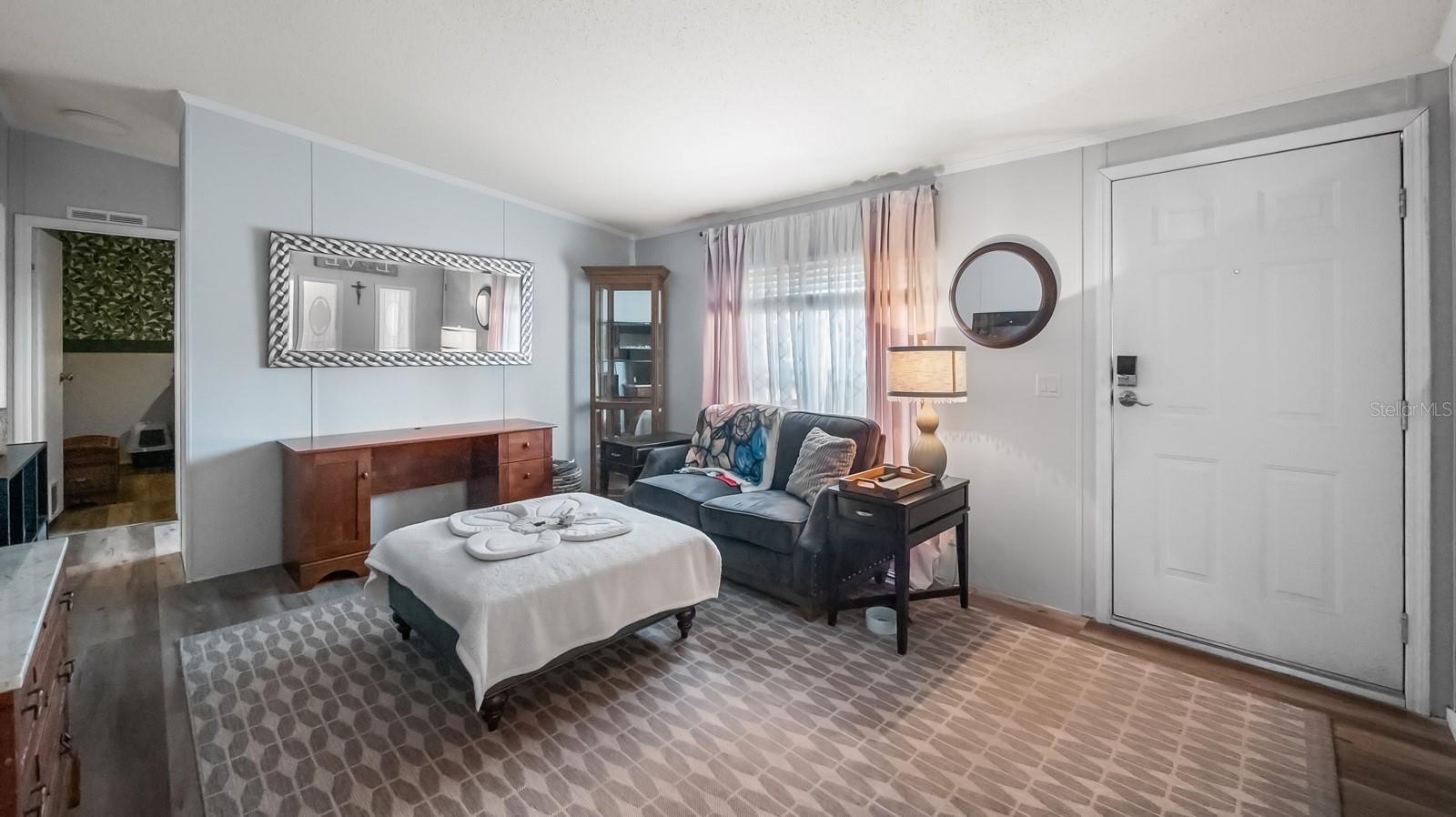 Listing photo id 9 for 6486 Oaklawn Street