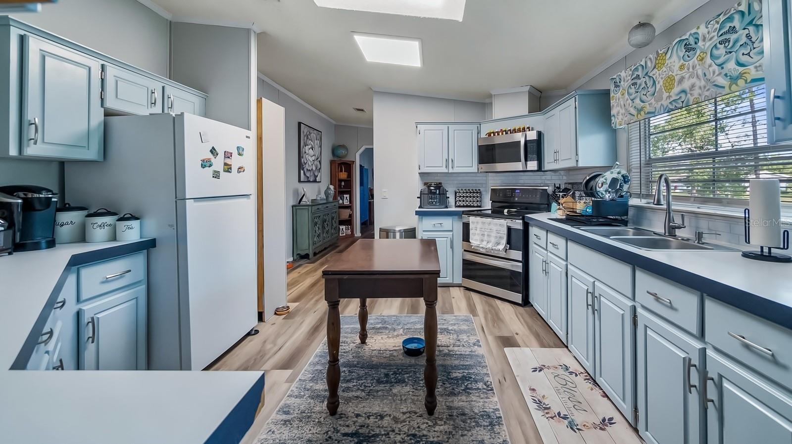 Listing photo id 10 for 6486 Oaklawn Street