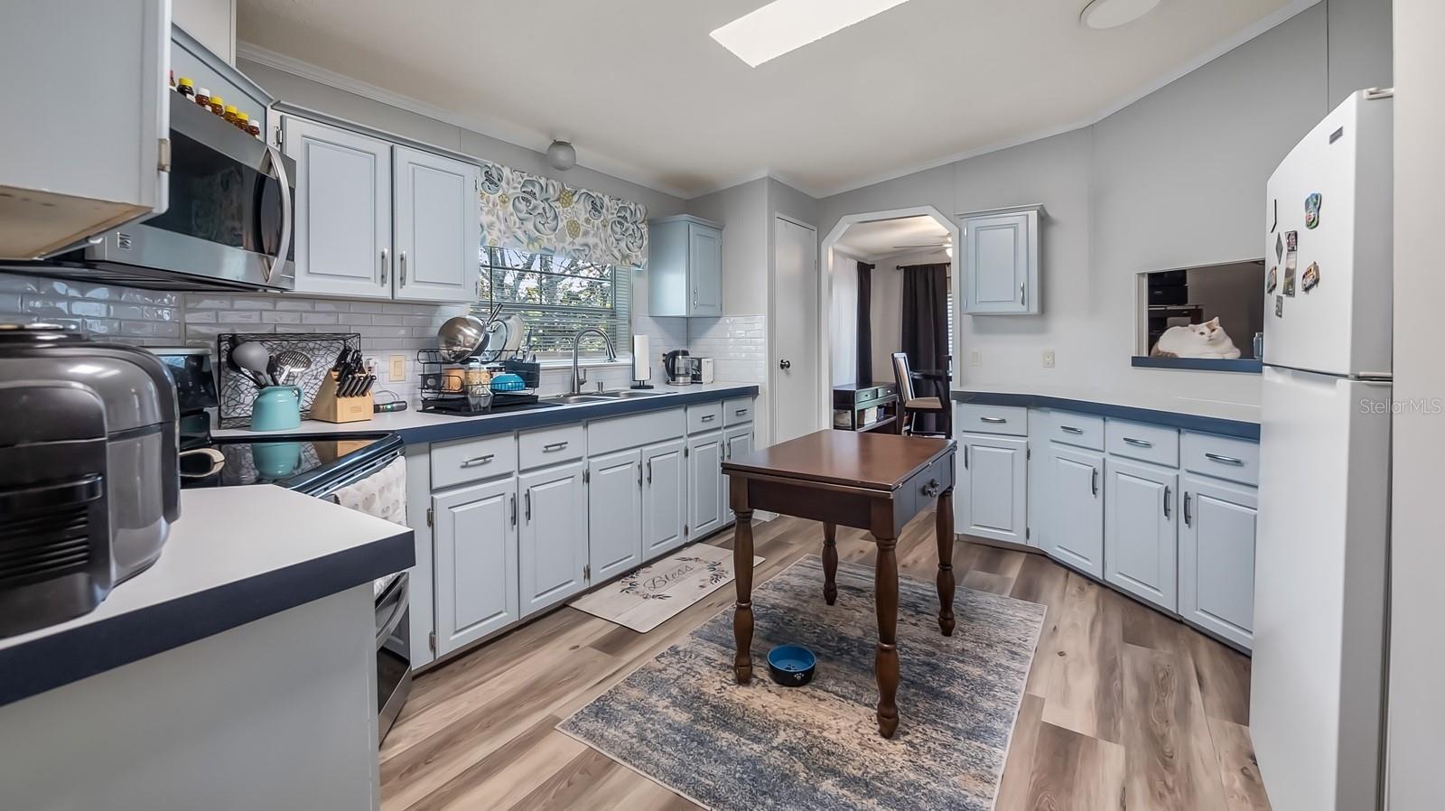Listing photo id 11 for 6486 Oaklawn Street