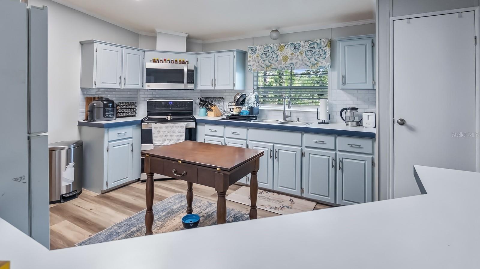 Listing photo id 12 for 6486 Oaklawn Street