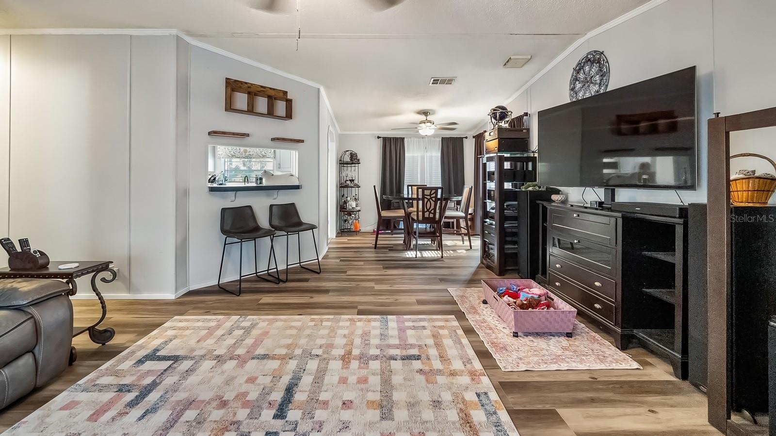 Listing photo id 16 for 6486 Oaklawn Street