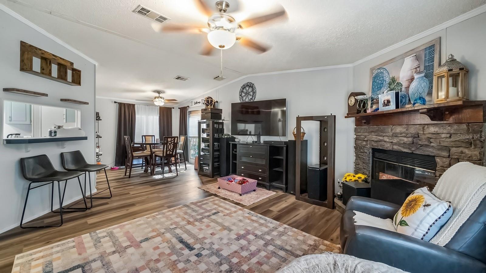 Listing photo id 17 for 6486 Oaklawn Street