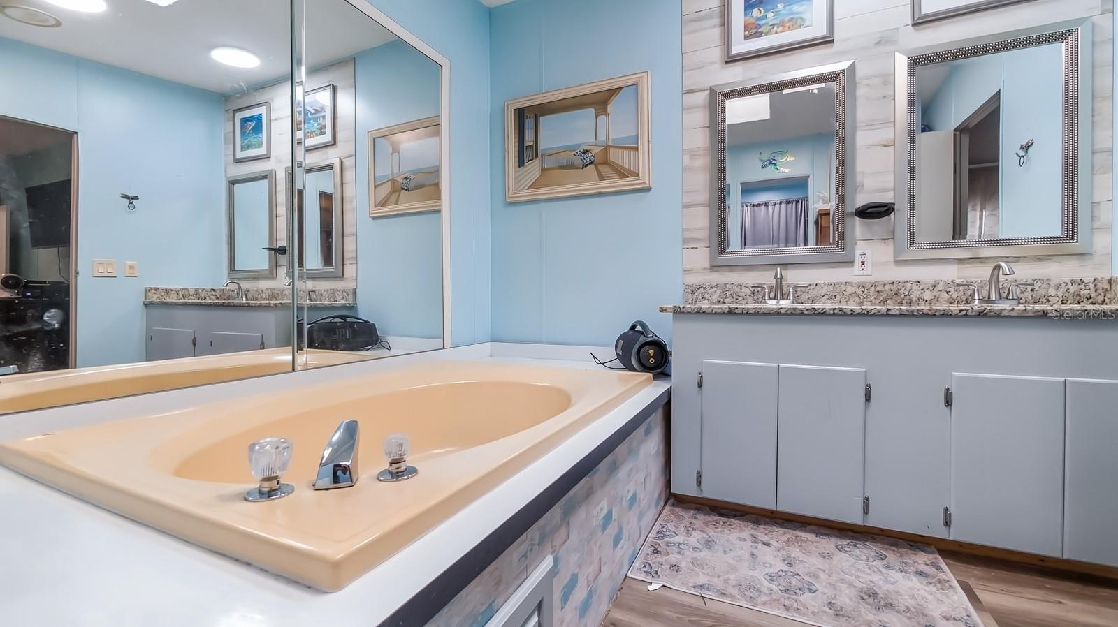 Listing photo id 22 for 6486 Oaklawn Street