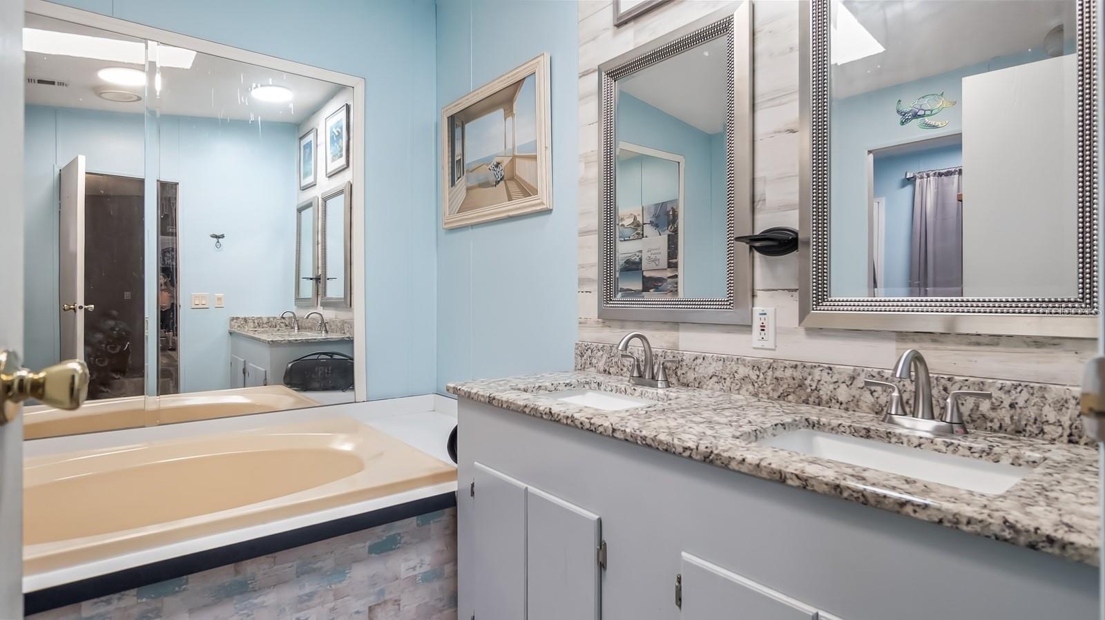 Listing photo id 23 for 6486 Oaklawn Street