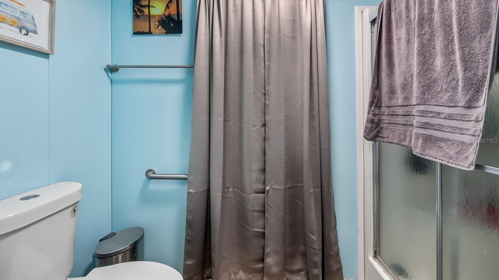 Listing photo id 24 for 6486 Oaklawn Street