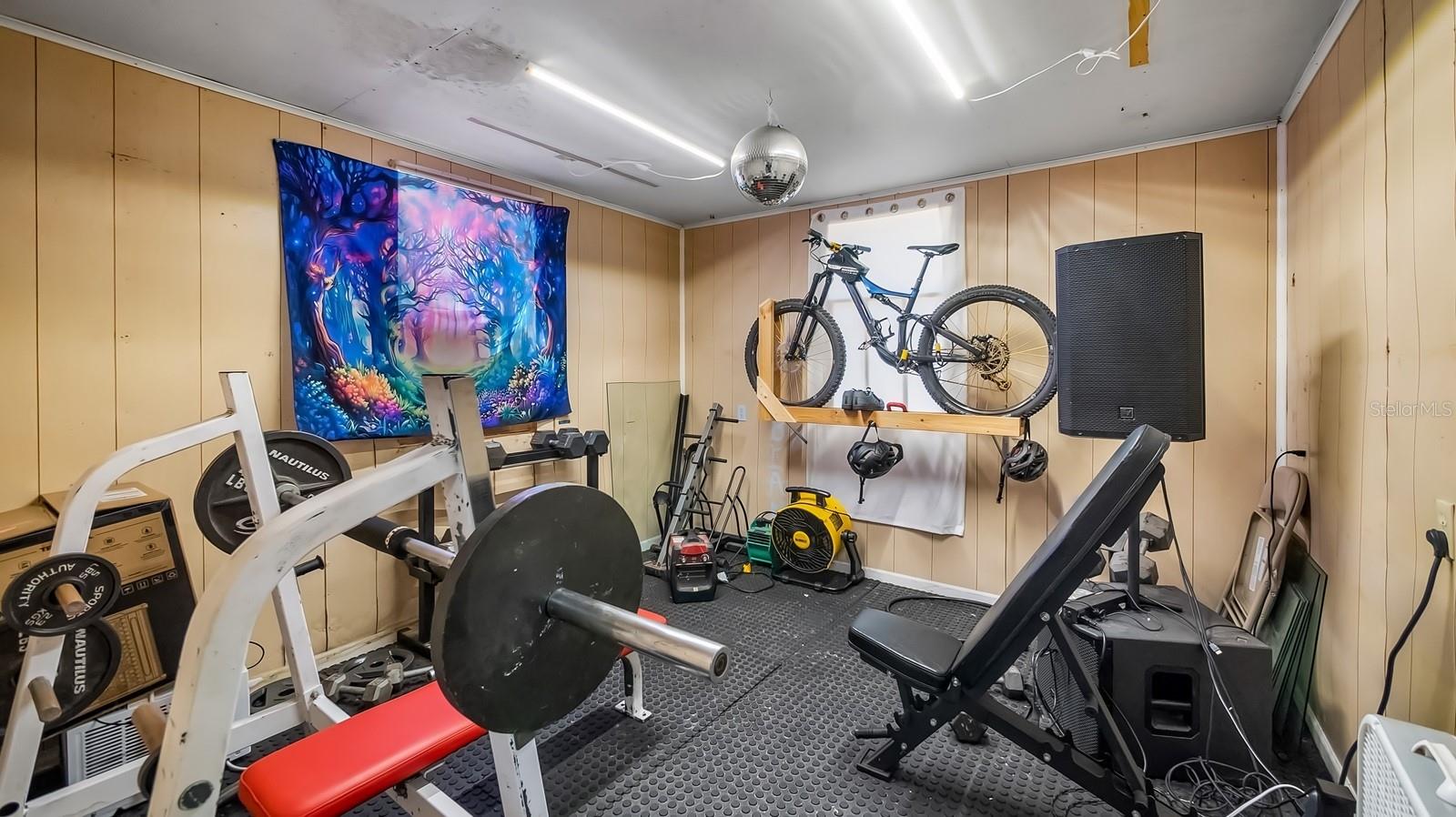 Listing photo id 35 for 6486 Oaklawn Street