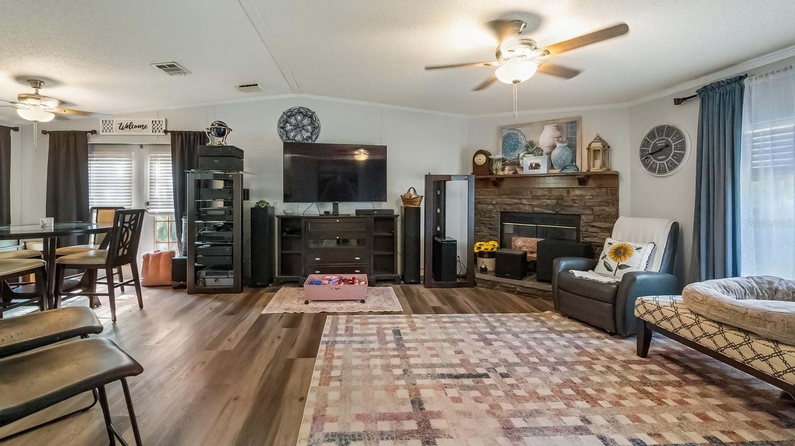 Listing photo id 2 for 6486 Oaklawn Street