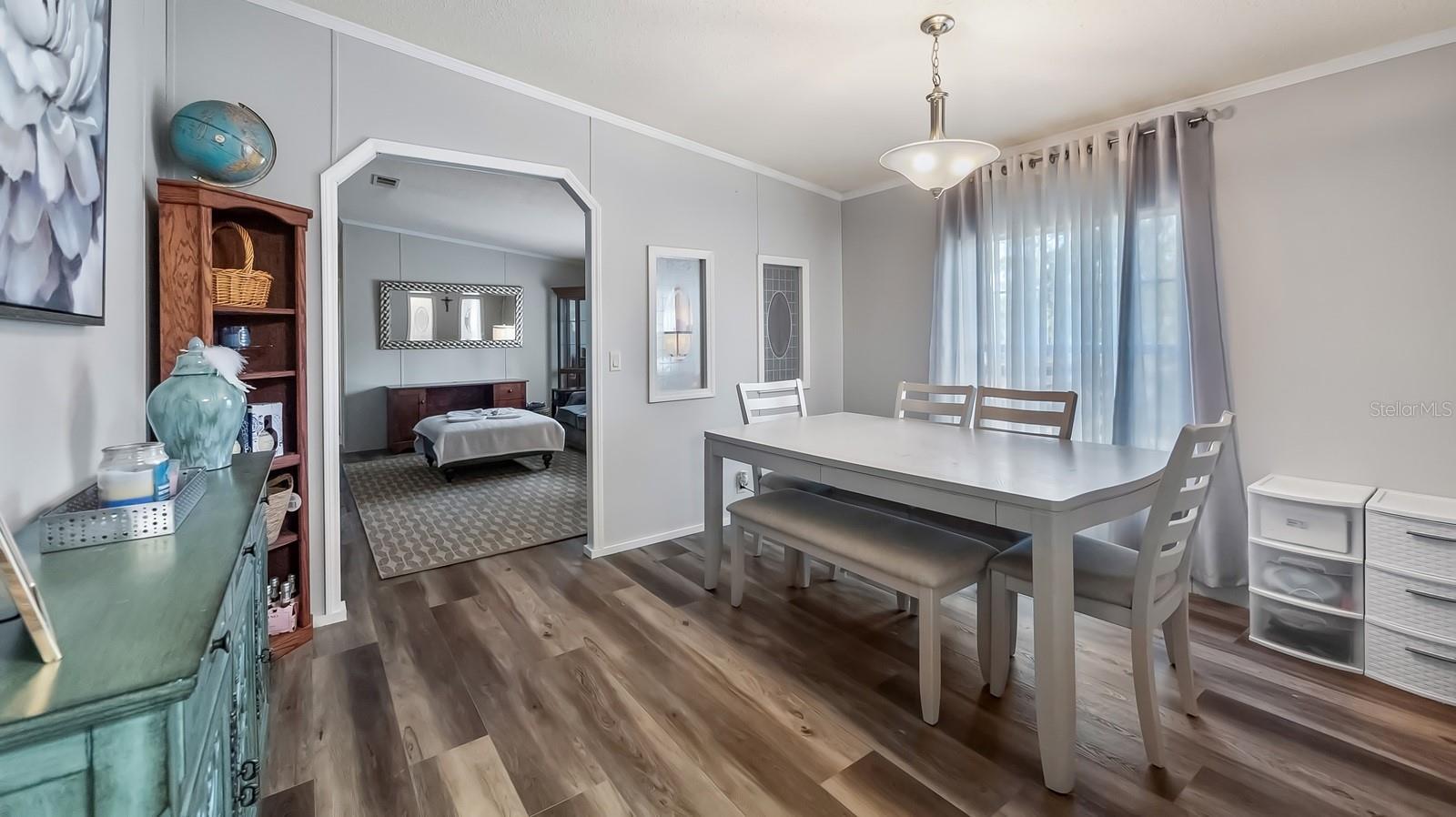 Listing photo id 6 for 6486 Oaklawn Street