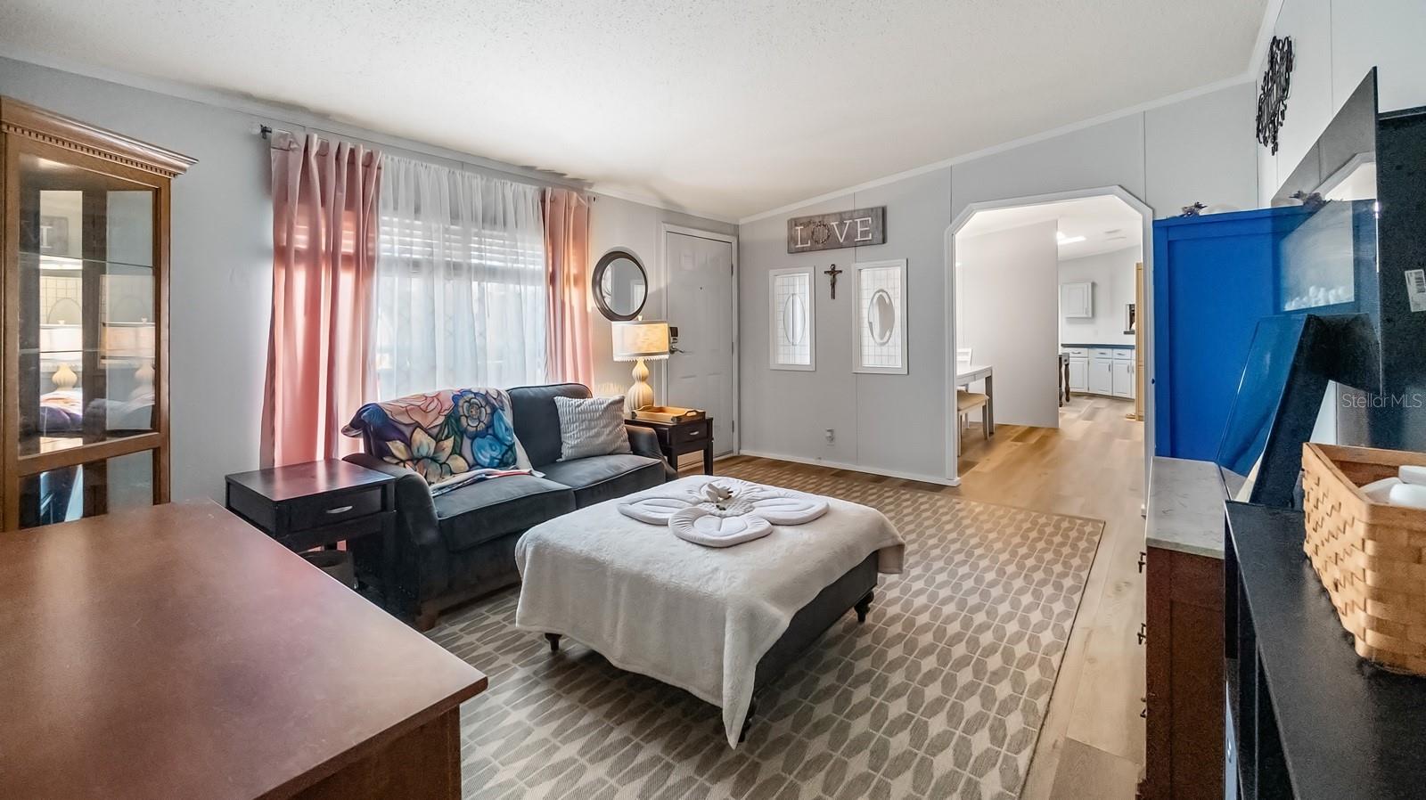 Listing photo id 7 for 6486 Oaklawn Street