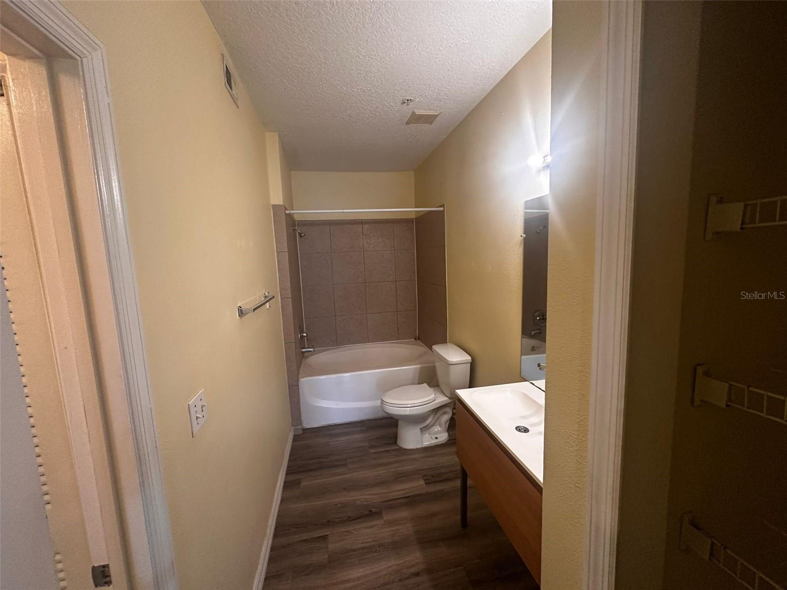 Image 10 of 16 For 5518 Metrowest Boulevard 11-302