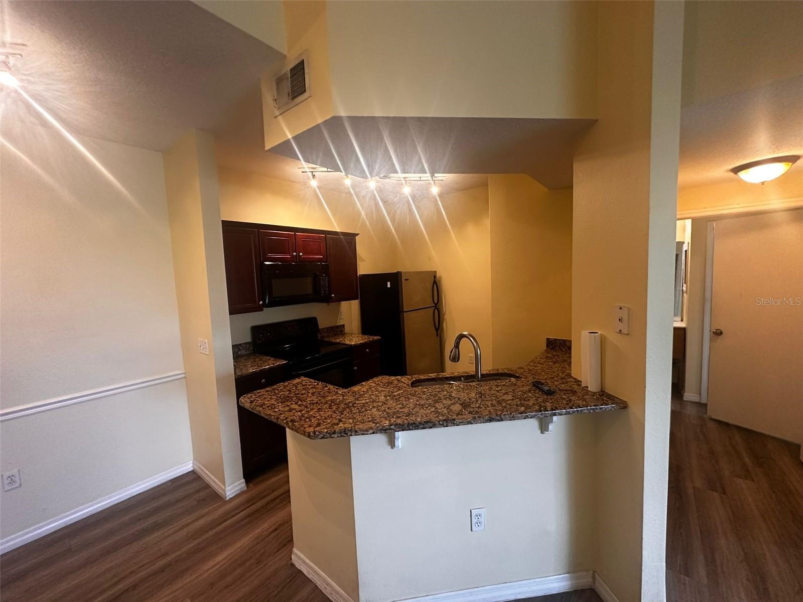 Image 3 of 16 For 5518 Metrowest Boulevard 11-302