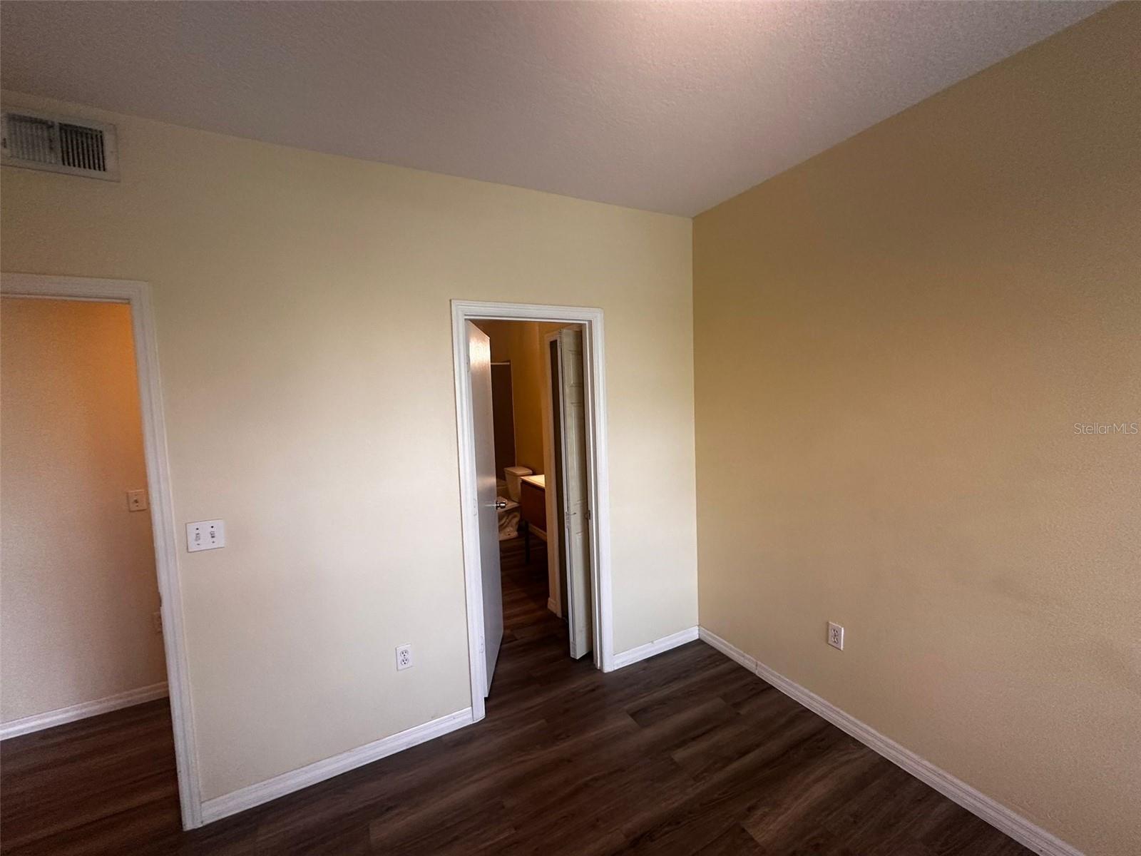 Image 9 of 16 For 5518 Metrowest Boulevard 11-302