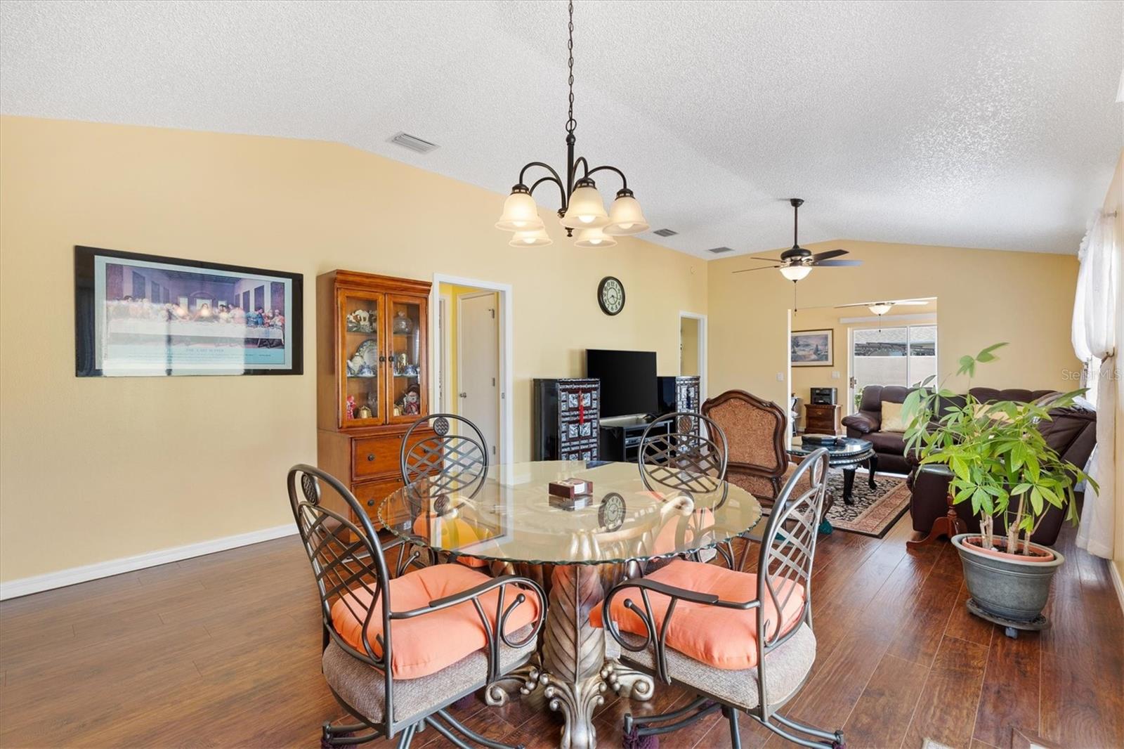 Listing photo id 8 for 3105 Carrollton Court