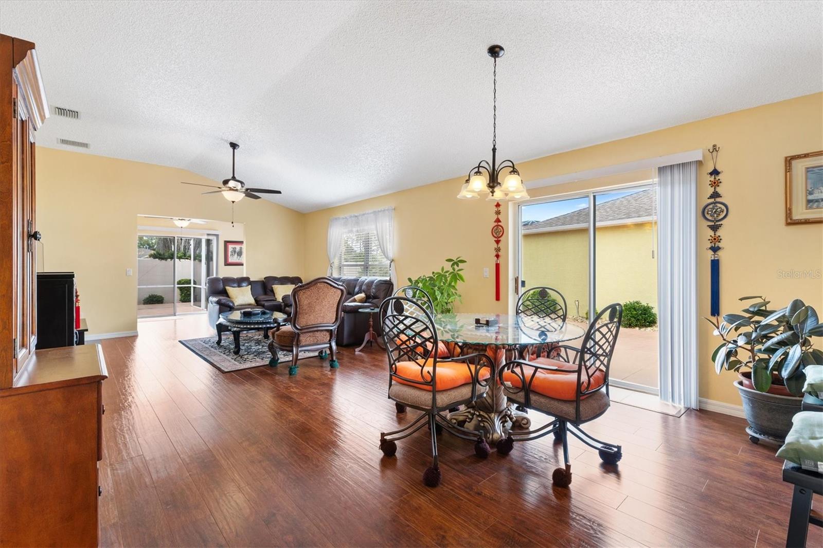 Listing photo id 9 for 3105 Carrollton Court