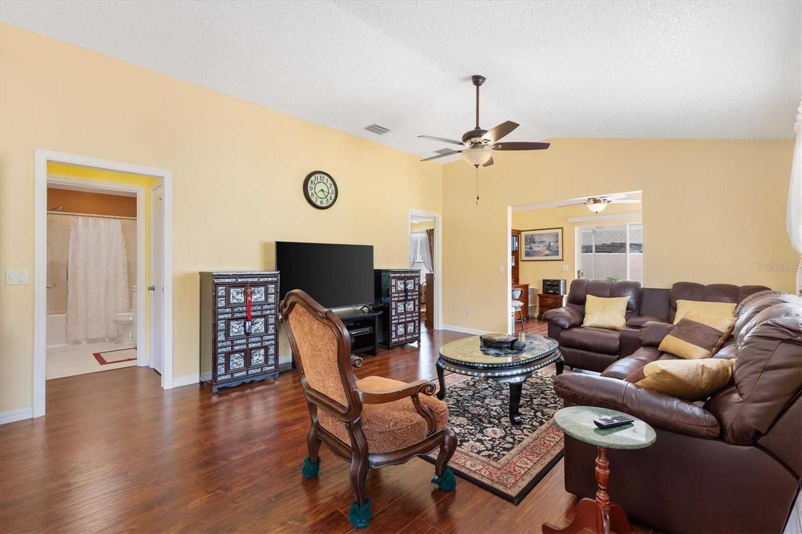Listing photo id 12 for 3105 Carrollton Court