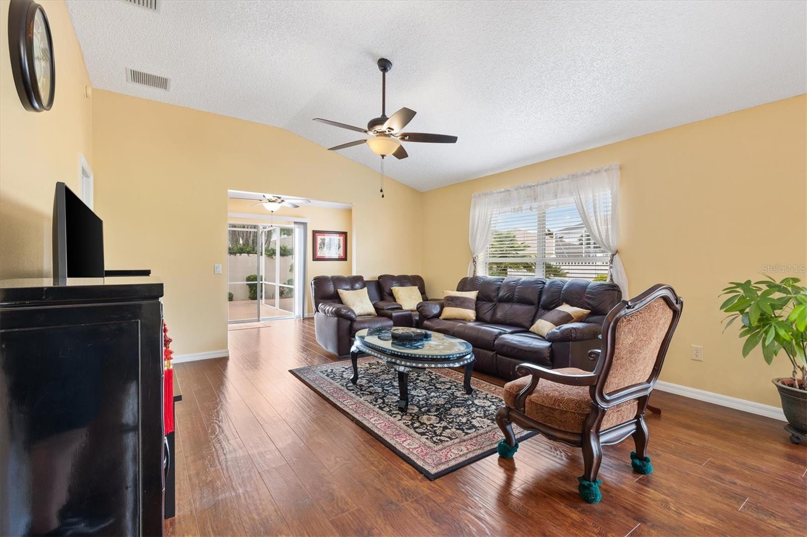 Listing photo id 14 for 3105 Carrollton Court