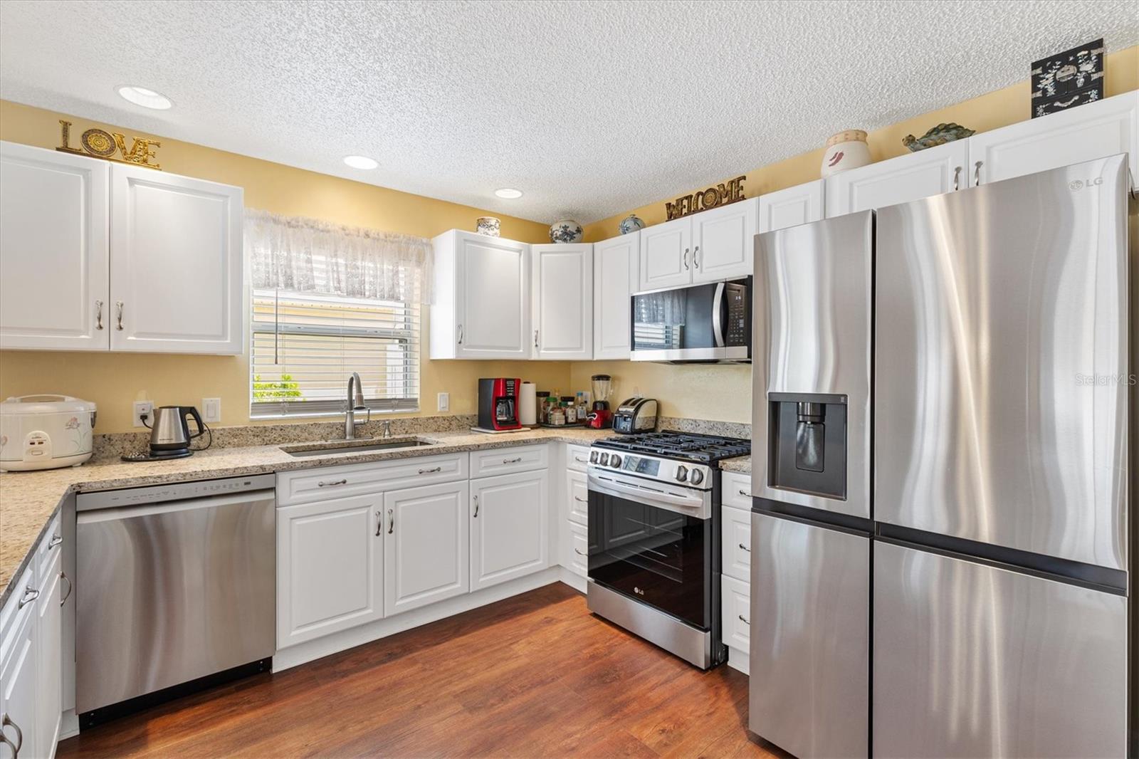 Listing photo id 4 for 3105 Carrollton Court