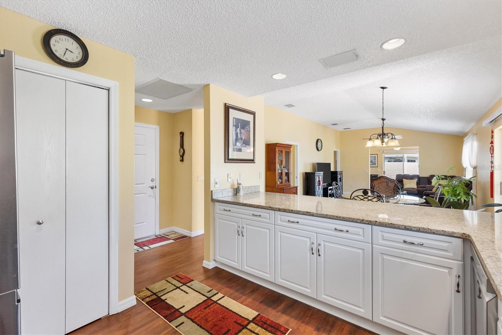 Listing photo id 5 for 3105 Carrollton Court