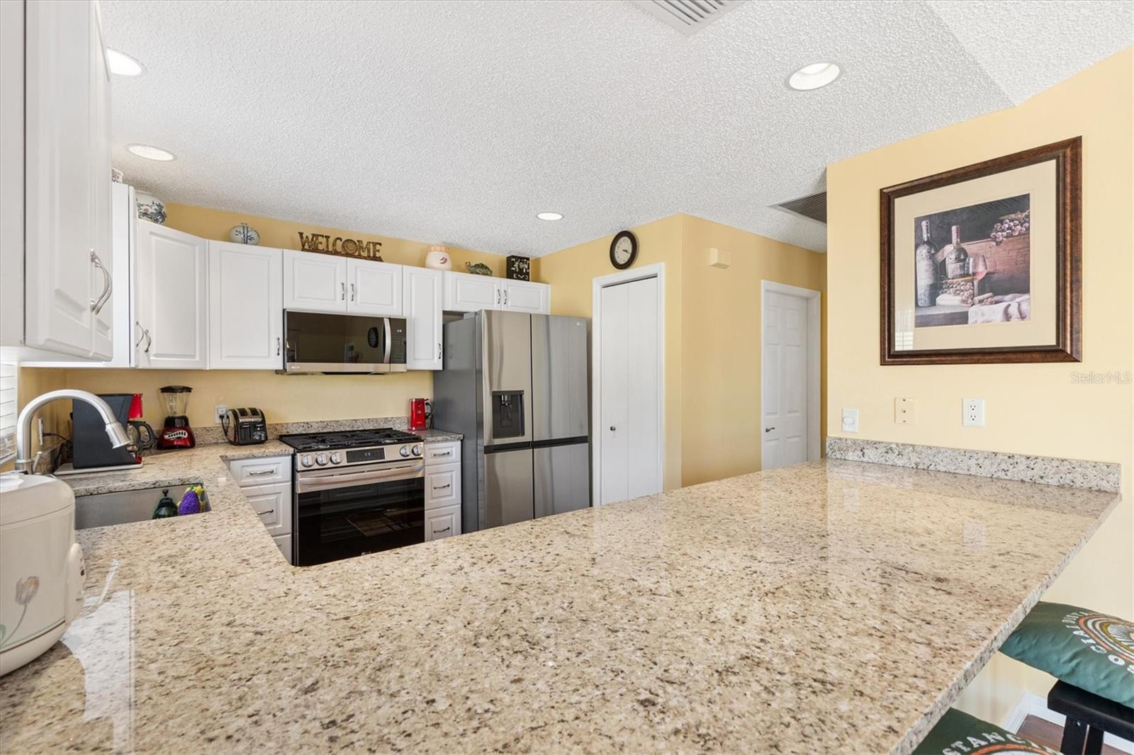 Listing photo id 7 for 3105 Carrollton Court