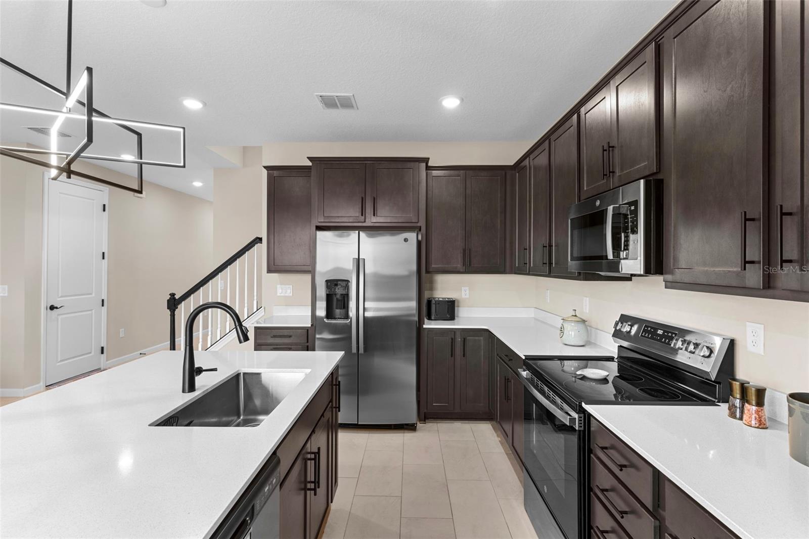 Image 14 of 41 For 872 Griffon Avenue