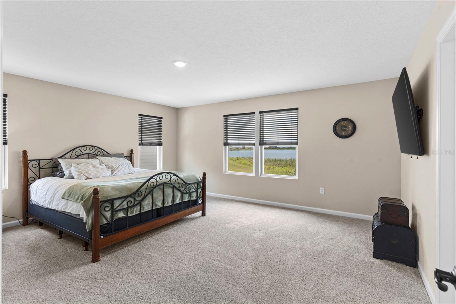 Image 17 of 41 For 872 Griffon Avenue