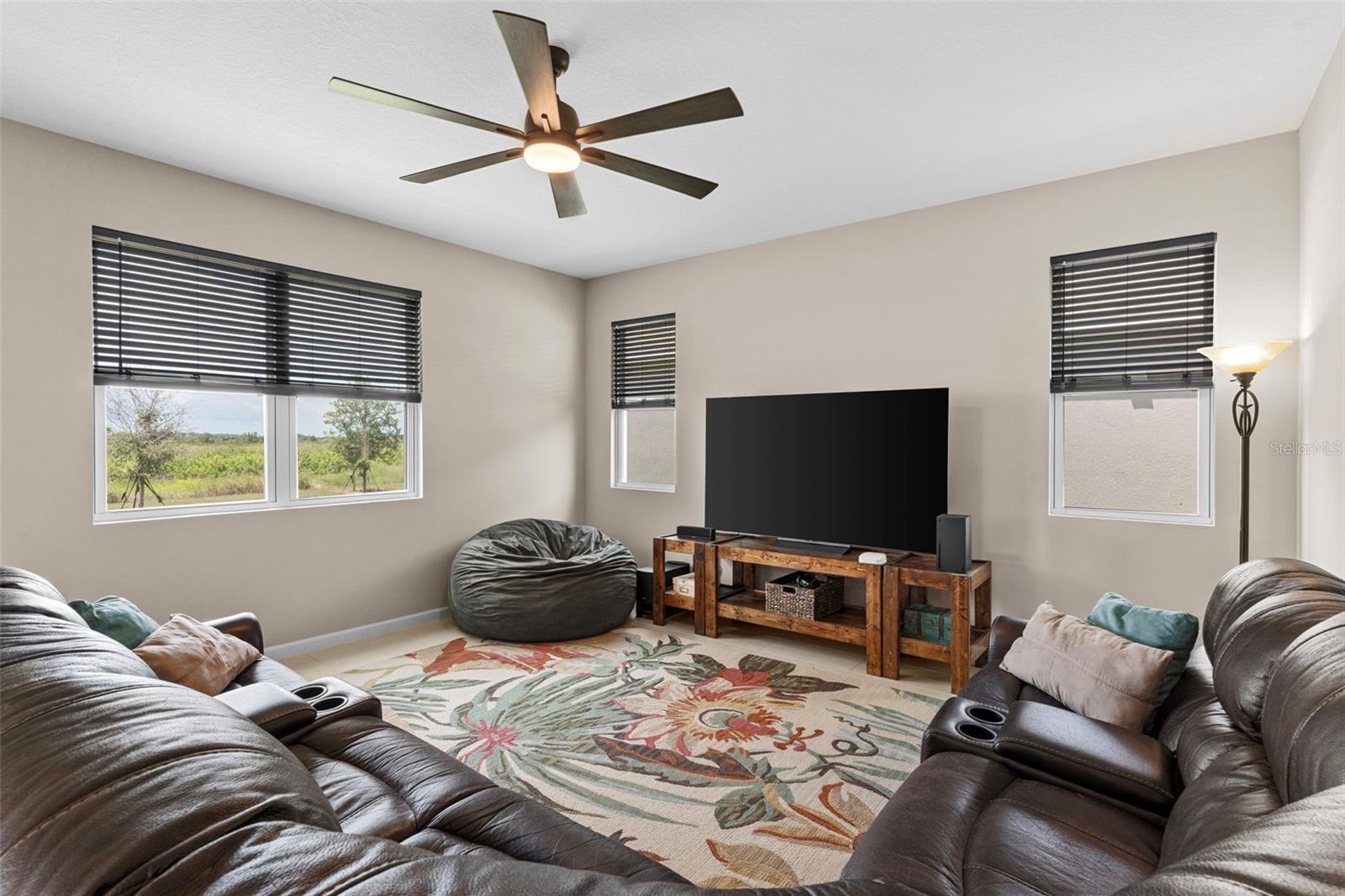 Image 8 of 41 For 872 Griffon Avenue