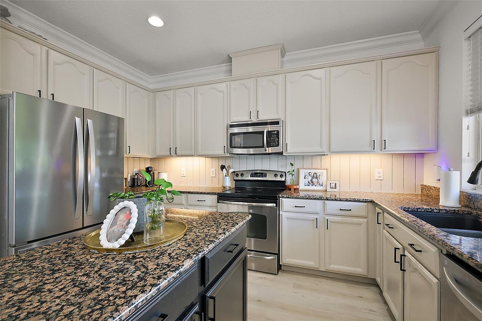 Image 16 of 47 For 621 Lost Grove Circle