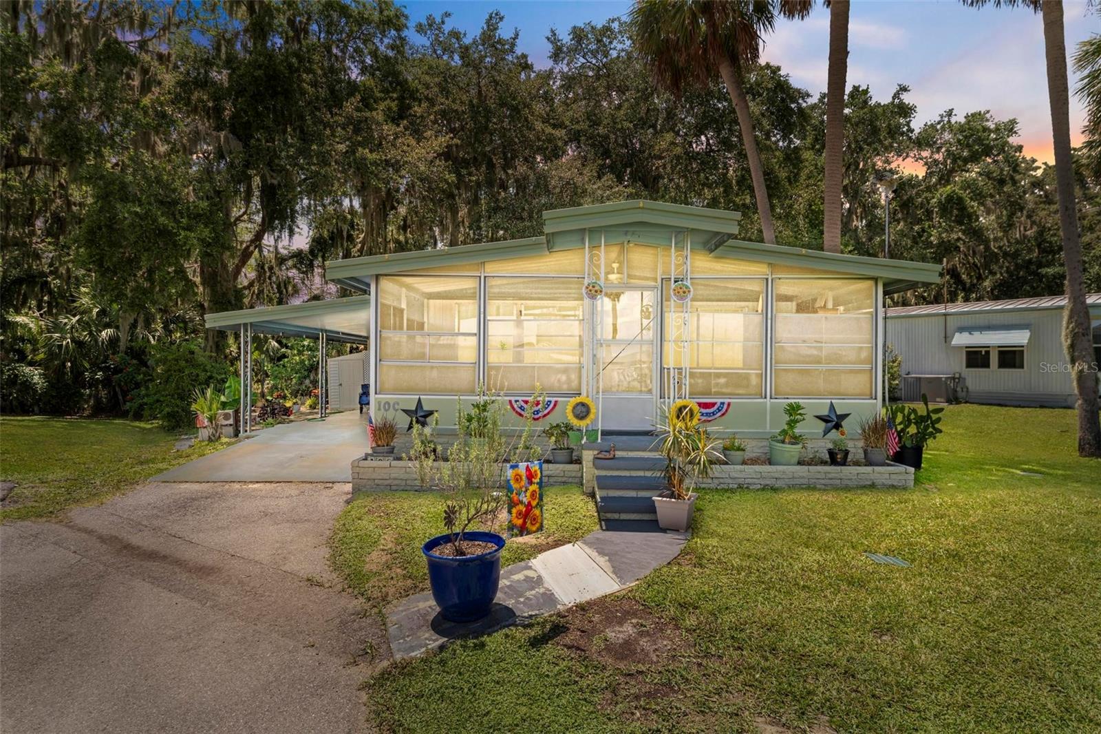 Image 3 of 53 For 10 Cocos Plumosa Drive