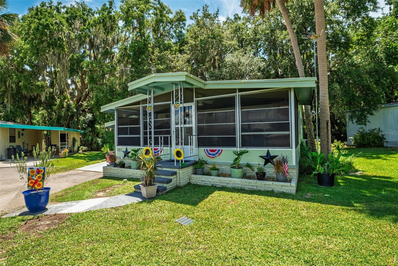 Image 47 of 53 For 10 Cocos Plumosa Drive