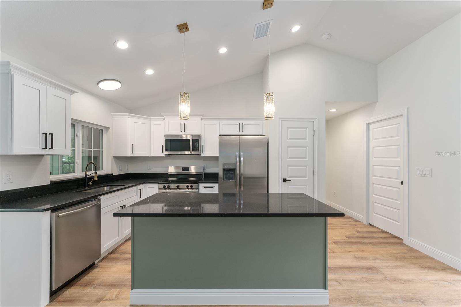 Listing photo id 8 for 11614 Condor Drive