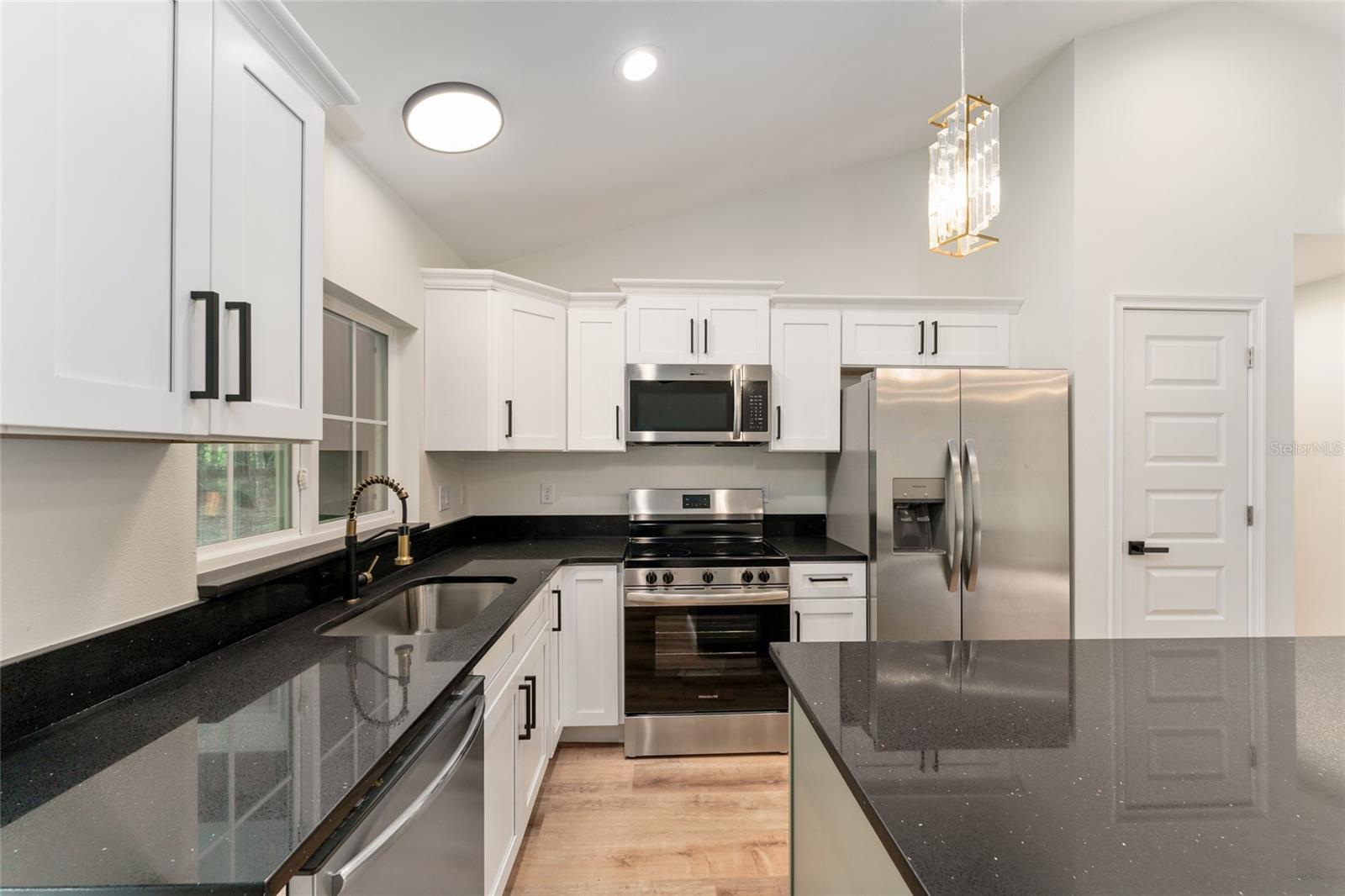 Listing photo id 9 for 11614 Condor Drive