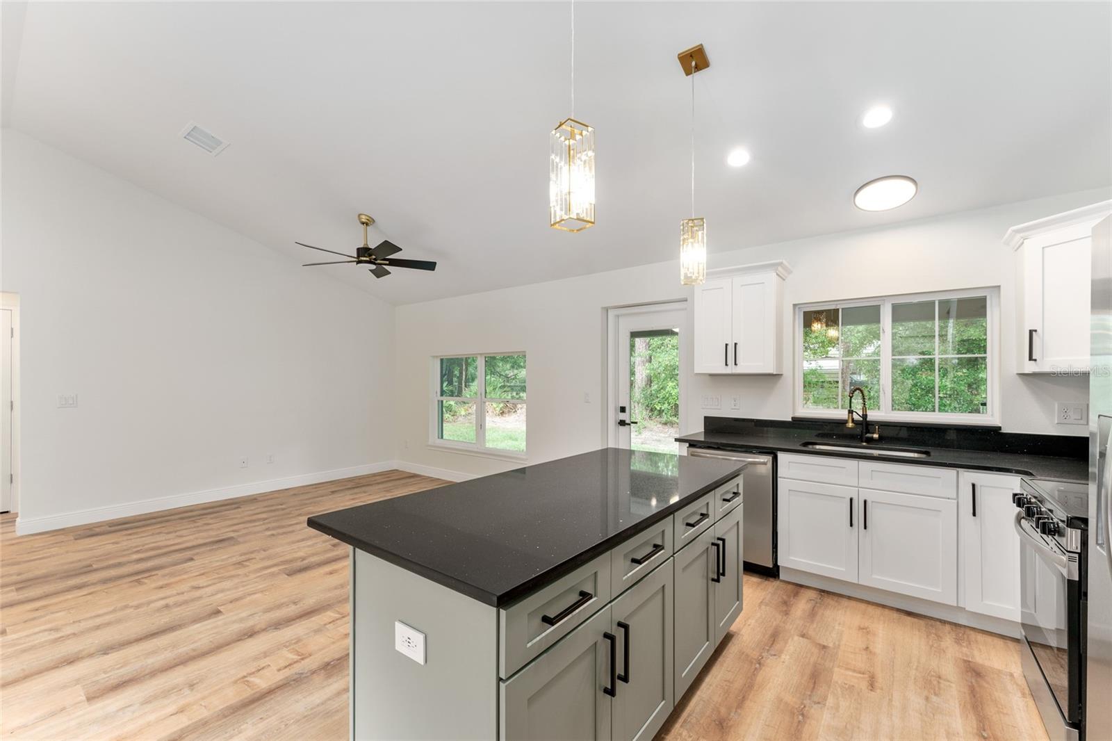 Listing photo id 13 for 11614 Condor Drive