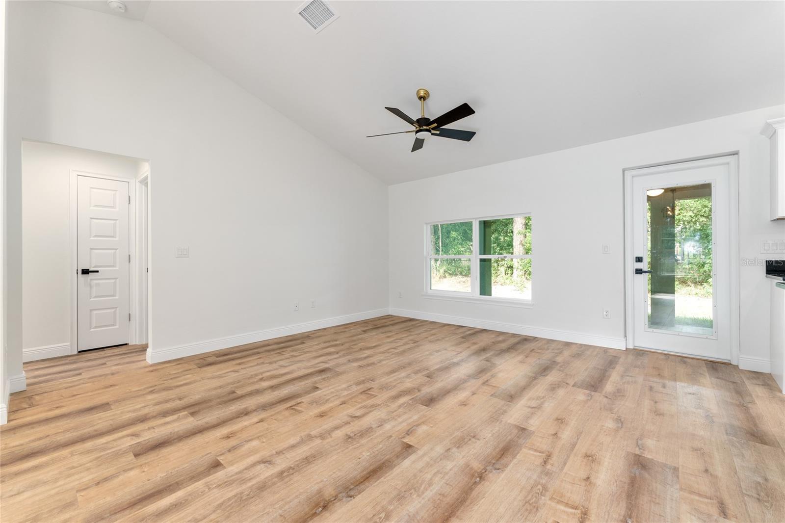Listing photo id 6 for 11614 Condor Drive