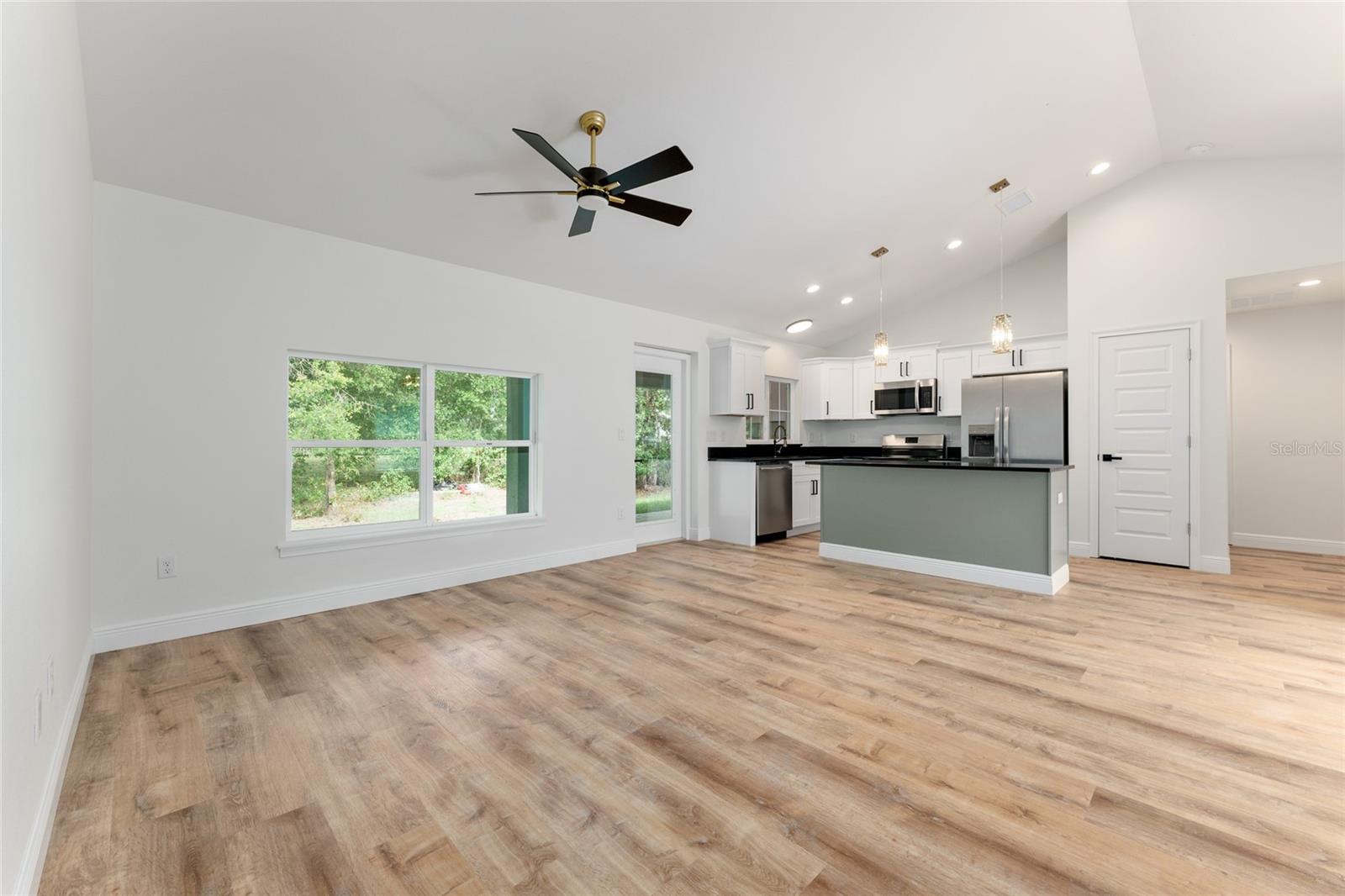 Listing photo id 7 for 11614 Condor Drive