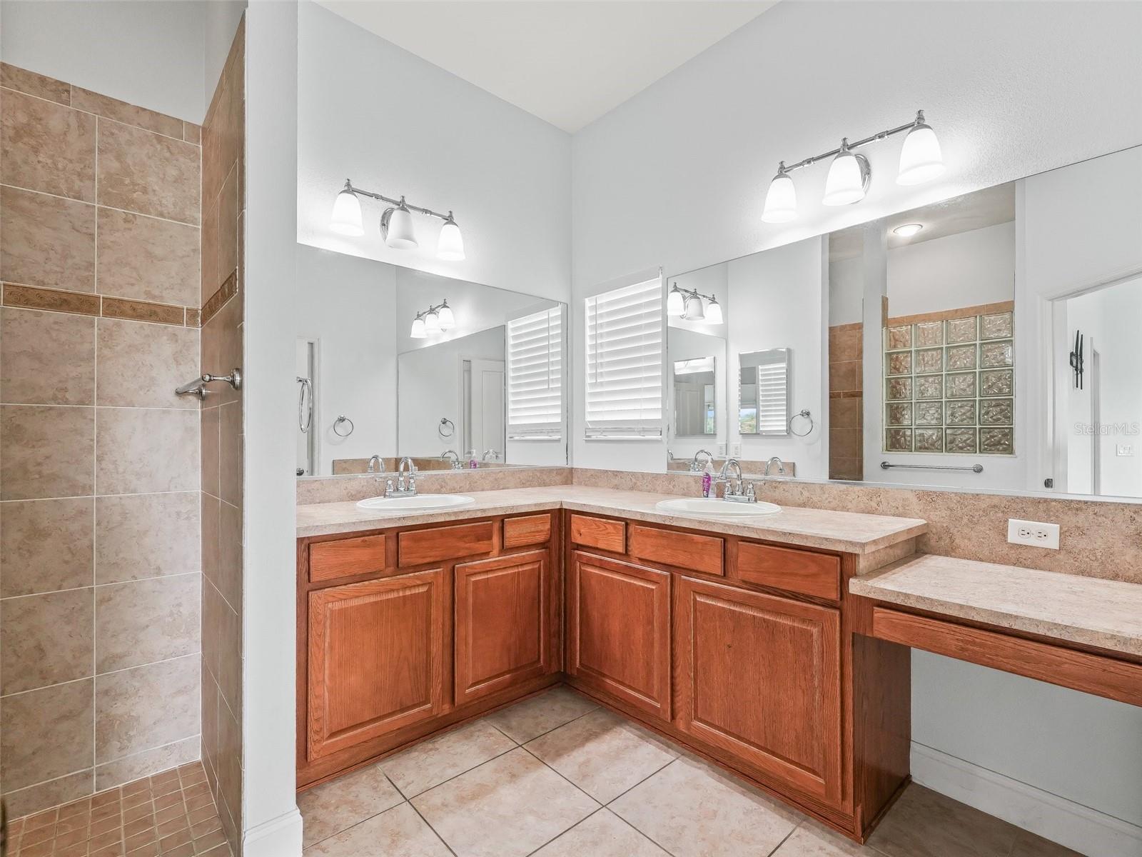 Listing photo id 19 for 12185 51st Circle