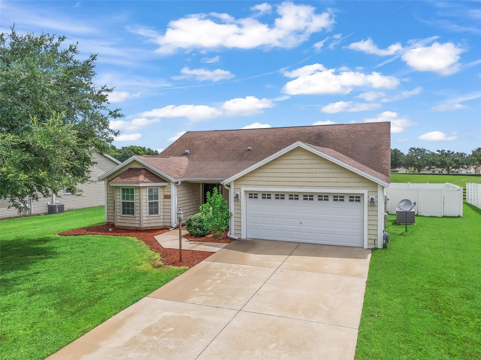 Listing photo id 2 for 12185 51st Circle